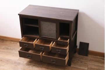 アンティーク家具　和製アンティーク　ダイヤガラス入り　倹飩式扉　渋さと味わいが魅力的なサイドボード(収納棚、引き出し、テレビ台)(R-043969)