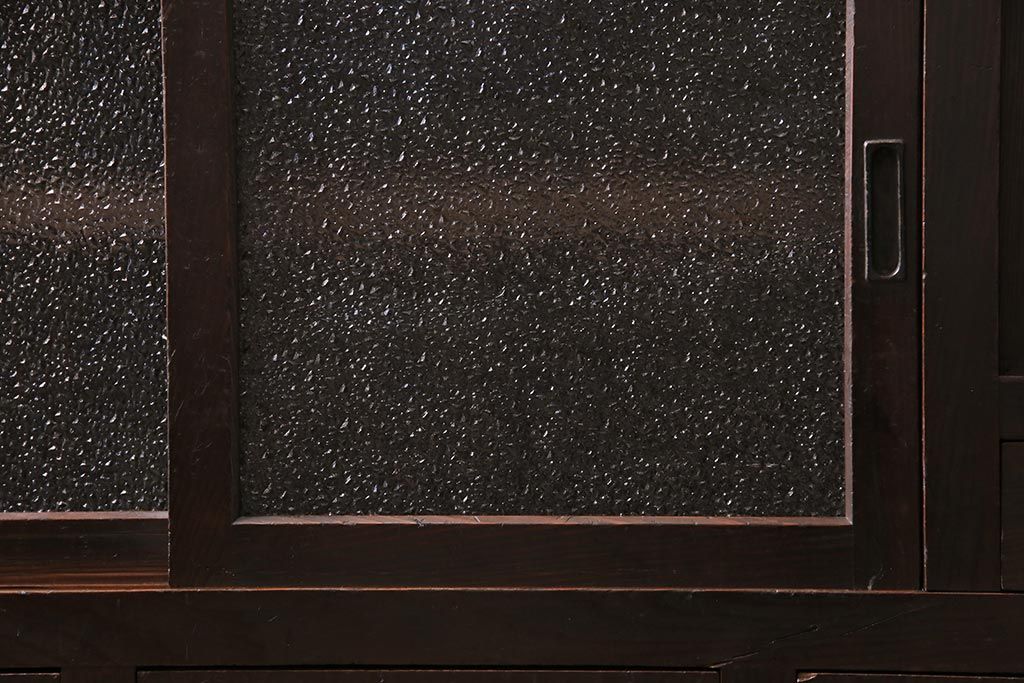 アンティーク家具　和製アンティーク　ダイヤガラス入り　倹飩式扉　渋さと味わいが魅力的なサイドボード(収納棚、引き出し、テレビ台)(R-043969)