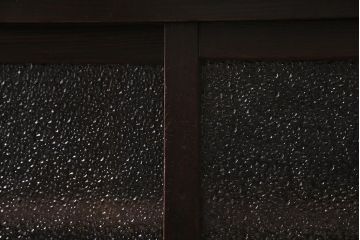 アンティーク家具　和製アンティーク　ダイヤガラス入り　倹飩式扉　渋さと味わいが魅力的なサイドボード(収納棚、引き出し、テレビ台)(R-043969)