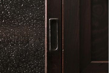 アンティーク家具　和製アンティーク　ダイヤガラス入り　倹飩式扉　渋さと味わいが魅力的なサイドボード(収納棚、引き出し、テレビ台)(R-043969)