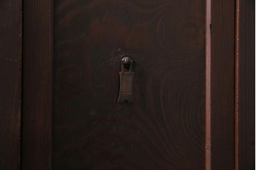 アンティーク家具　和製アンティーク　ダイヤガラス入り　倹飩式扉　渋さと味わいが魅力的なサイドボード(収納棚、引き出し、テレビ台)(R-043969)