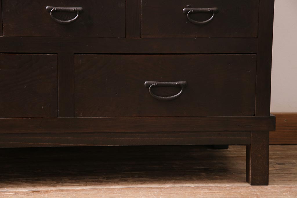 アンティーク家具　和製アンティーク　ダイヤガラス入り　倹飩式扉　渋さと味わいが魅力的なサイドボード(収納棚、引き出し、テレビ台)(R-043969)