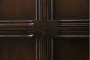 ヴィンテージ家具　イギリスビンテージ　ERCOL(アーコール)　Old Colonial(オールドコロニアル)　気品と風格が漂うカップボード(収納棚、食器棚)(R-044004)