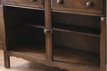ヴィンテージ家具　イギリスビンテージ　ERCOL(アーコール)　Old Colonial(オールドコロニアル)　気品と風格が漂うカップボード(本棚、ブックシェルフ、食器棚)(R-044011)