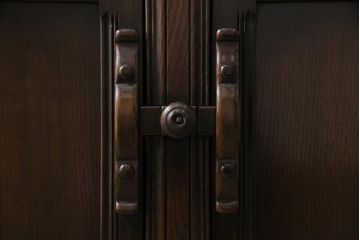 ヴィンテージ家具　イギリスビンテージ　ERCOL(アーコール)　Old Colonial(オールドコロニアル)　気品と風格が漂うカップボード(本棚、ブックシェルフ、食器棚)(R-044011)