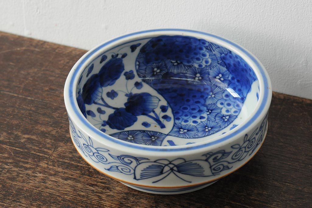 骨董　明治期　伊万里焼　花蝶ねじり文染付深鉢(深皿、和食器)(R-044017)