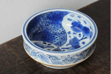 骨董　明治期　伊万里焼　花蝶ねじり文染付深鉢(深皿、和食器)(R-044017)