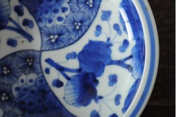 骨董　明治期　伊万里焼　花蝶ねじり文染付深鉢(深皿、和食器)(R-044017)