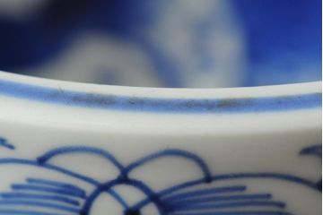 骨董　明治期　伊万里焼　花蝶ねじり文染付深鉢(深皿、和食器)(R-044017)