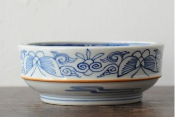 骨董　明治期　伊万里焼　花蝶ねじり文染付深鉢(深皿、和食器)(R-044017)