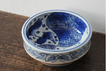 骨董　明治期　伊万里焼　花蝶ねじり文染付深鉢(深皿、和食器)(R-044017)