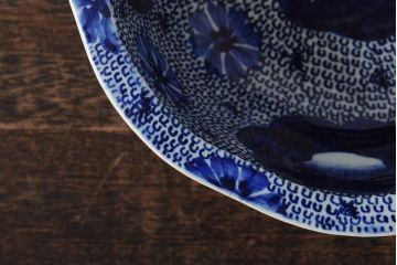 骨董　明治期　伊万里焼　ベロ藍　花と微塵唐草文深鉢(深皿、丼、和食器)(R-044018)