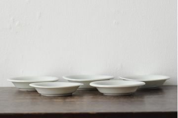 骨董　江戸明治期　陽刻白磁小皿5枚セット(伊万里焼、和食器)(R-044023)