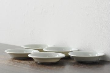 骨董　江戸明治期　陽刻白磁小皿5枚セット(伊万里焼、和食器)(R-044023)
