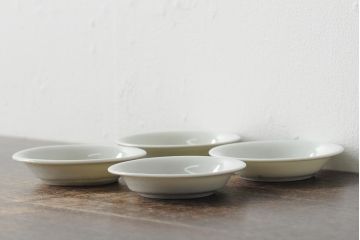 骨董　江戸明治期　陽刻白磁小皿4枚セット(伊万里焼、和食器)(R-044024)