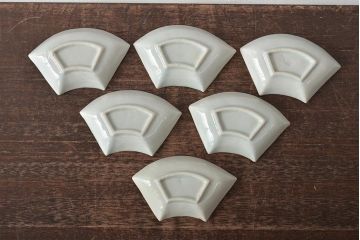 骨董　幕末〜明治　扇型　陽刻小皿(向付、変形皿)(R-044031)