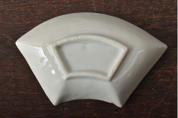 骨董　幕末〜明治　扇型　陽刻小皿(向付、変形皿)(R-044031)