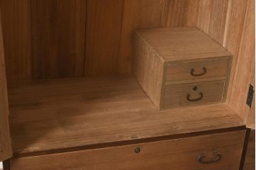 ビンテージ家具　昭和中期　総桐材・縁桑材　梅の図が目を引くワードローブ(洋服箪笥)(R-044035)