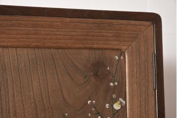 ビンテージ家具　昭和中期　総桐材・縁桑材　梅の図が目を引くワードローブ(洋服箪笥)(R-044035)