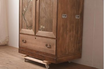 ビンテージ家具　昭和中期　総桐材・縁桑材　梅の図が目を引くワードローブ(洋服箪笥)(R-044035)