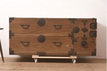 アンティーク家具　和製アンティーク　前面桐材　素朴な木肌が趣を感じさせる箪笥(和箪笥、衣装箪笥、引き出し、桐箪笥、桐たんす)(R-044052)