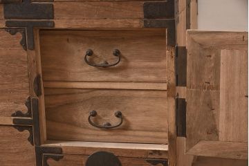 アンティーク家具　和製アンティーク　前面桐材　素朴な木肌が趣を感じさせる箪笥(和箪笥、衣装箪笥、引き出し、桐箪笥、桐たんす)(R-044052)