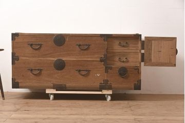 アンティーク家具　和製アンティーク　前面桐材　素朴な木肌が趣を感じさせる箪笥(和箪笥、衣装箪笥、引き出し、桐箪笥、桐たんす)(R-044052)