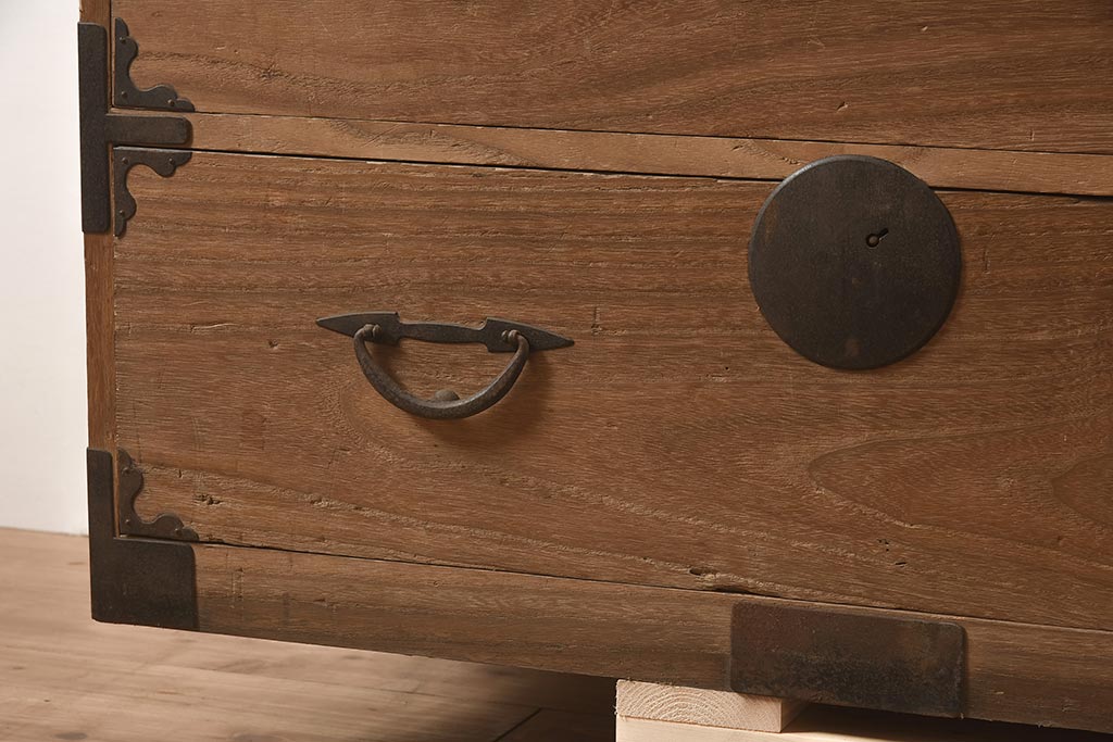 アンティーク家具　和製アンティーク　前面桐材　素朴な木肌が趣を感じさせる箪笥(和箪笥、衣装箪笥、引き出し、桐箪笥、桐たんす)(R-044052)