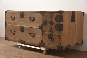 アンティーク家具　和製アンティーク　前面桐材　素朴な木肌が趣を感じさせる箪笥(和箪笥、衣装箪笥、引き出し、桐箪笥、桐たんす)(R-044052)