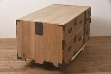 アンティーク家具　和製アンティーク　前面桐材　素朴な木肌が趣を感じさせる箪笥(和箪笥、衣装箪笥、引き出し、桐箪笥、桐たんす)(R-044052)