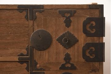 アンティーク家具　和製アンティーク　前面桐材　素朴な木肌が趣を感じさせる重ね箪笥(和箪笥、衣装箪笥、引き出し、桐箪笥、桐たんす)(R-044053)