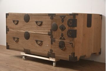 アンティーク家具　和製アンティーク　前面桐材　素朴な木肌が趣を感じさせる重ね箪笥(和箪笥、衣装箪笥、引き出し、桐箪笥、桐たんす)(R-044053)