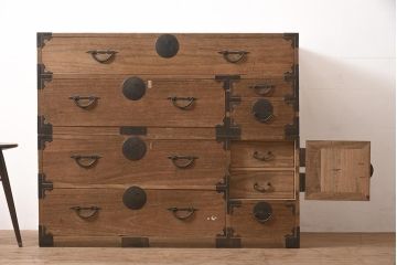 アンティーク家具　和製アンティーク　前面桐材　素朴な木肌が趣を感じさせる重ね箪笥(和箪笥、衣装箪笥、引き出し、桐箪笥、桐たんす)(R-044053)