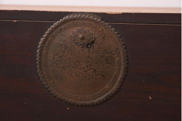 アンティーク家具　明治大正期　前面ケヤキ材　凝った丸金具が上品な印象の仙台箪笥ローボード(野郎箪笥、時代箪笥、衣装箪笥、テレビ台)(R-044057)