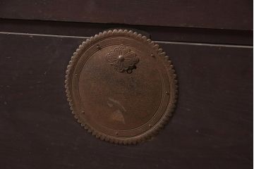 アンティーク家具　明治大正期　前面ケヤキ材　凝った丸金具が上品な印象の仙台箪笥ローボード(野郎箪笥、時代箪笥、衣装箪笥、テレビ台)(R-044058)