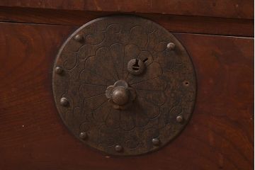 アンティーク家具　明治期　前面欅材共縁　上手金具　美しい杢目の米沢箪笥(時代箪笥、衣装箪笥、テレビ台)(R-044060)