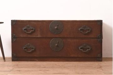 アンティーク家具　明治期　前面欅材共縁　上手金具　美しい杢目の米沢箪笥(時代箪笥、衣装箪笥、テレビ台)(R-044060)
