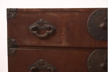 アンティーク家具　明治期　前面欅材共縁　上手金具　美しい杢目の米沢箪笥(時代箪笥、衣装箪笥、テレビ台)(R-044060)