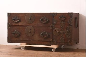 アンティーク家具　明治期　前面欅材共縁　上手金具　美しい杢目の米沢箪笥ローボード(時代箪笥、衣装箪笥、テレビ台)(R-044061)