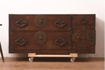 アンティーク家具　明治期　前面欅材共縁　上手金具　美しい杢目の米沢箪笥ローボード(時代箪笥、衣装箪笥、テレビ台)(R-044061)