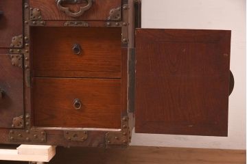 アンティーク家具　明治期　前面欅材共縁　上手金具　美しい杢目の米沢箪笥ローボード(時代箪笥、衣装箪笥、テレビ台)(R-044061)