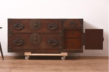 アンティーク家具　明治期　前面欅材共縁　上手金具　美しい杢目の米沢箪笥ローボード(時代箪笥、衣装箪笥、テレビ台)(R-044061)