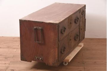 アンティーク家具　明治期　前面欅材共縁　上手金具　美しい杢目の米沢箪笥ローボード(時代箪笥、衣装箪笥、テレビ台)(R-044061)