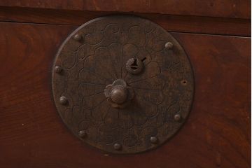 アンティーク家具　明治期　前面欅材共縁　上手金具　美しい杢目の米沢箪笥(重ね箪笥、時代箪笥、衣装箪笥)(R-044062)