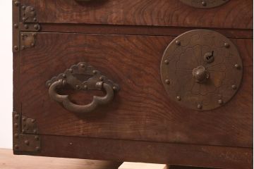 アンティーク家具　明治期　前面欅材共縁　上手金具　美しい杢目の米沢箪笥(重ね箪笥、時代箪笥、衣装箪笥)(R-044062)