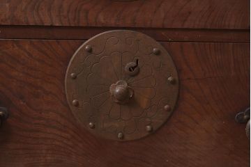 アンティーク家具　明治期　前面欅材共縁　上手金具　美しい杢目の米沢箪笥(重ね箪笥、時代箪笥、衣装箪笥)(R-044062)