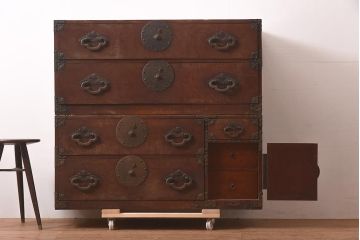 アンティーク家具　明治期　前面欅材共縁　上手金具　美しい杢目の米沢箪笥(重ね箪笥、時代箪笥、衣装箪笥)(R-044062)