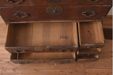 アンティーク家具　明治期　前面欅材共縁　上手金具　美しい杢目の米沢箪笥(重ね箪笥、時代箪笥、衣装箪笥)(R-044062)