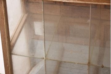 アンティーク家具　昭和中期　ナラ材　味のある風合いが魅力のレトロなガラスケース(ショーケース、陳列棚、マス目)(R-044067)