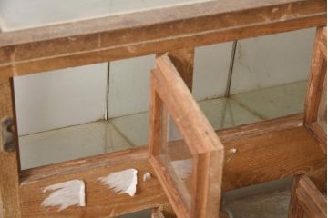 アンティーク家具　昭和中期　ナラ材　味のある風合いが魅力のレトロなガラスケース(ショーケース、陳列棚、マス目)(R-044067)